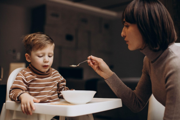 Buổi sáng và buổi tối chính là hai thời điểm tốt nhất để cho bé ăn yến sào